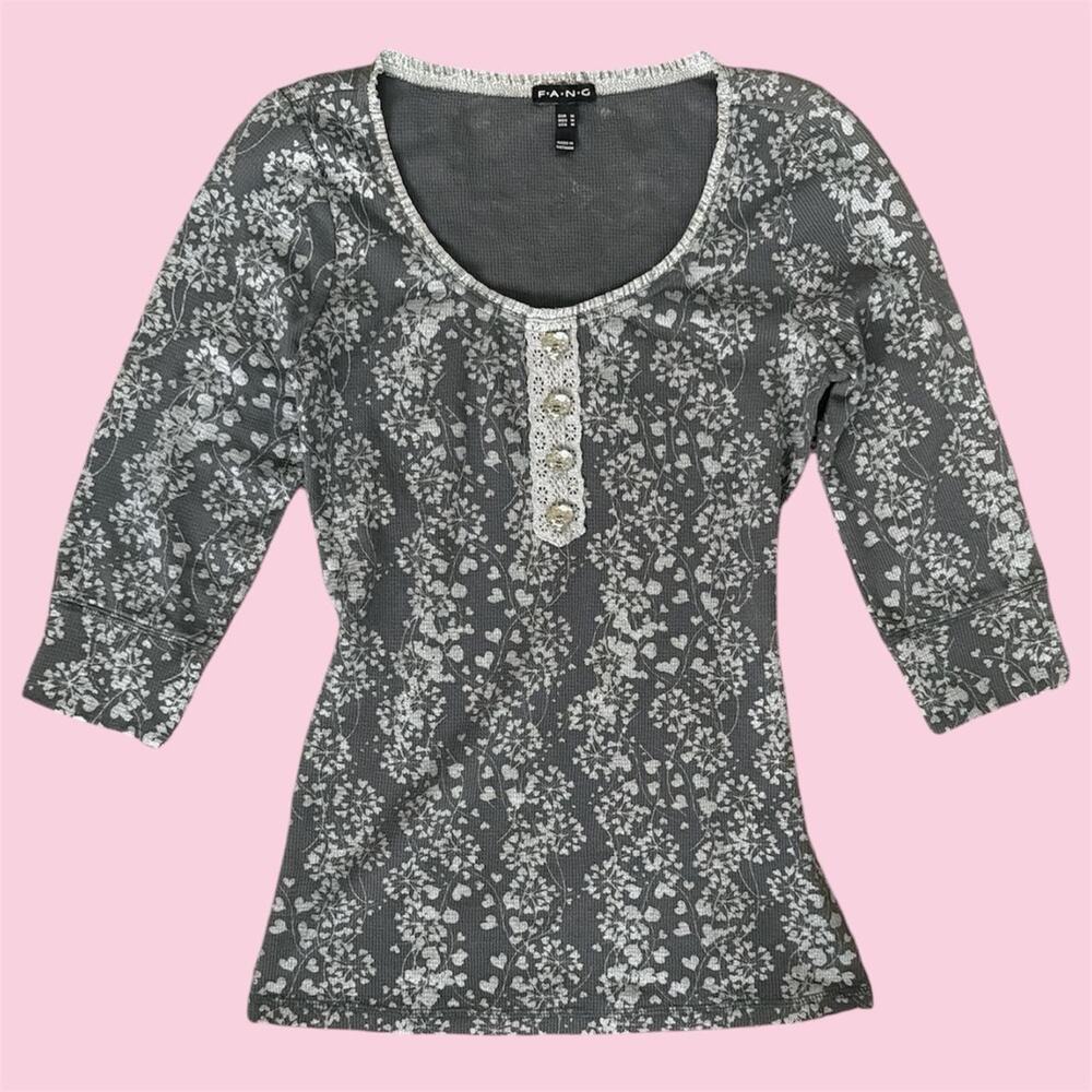 Y2K FANG gray & white floral print blouse with lace trim and heart button